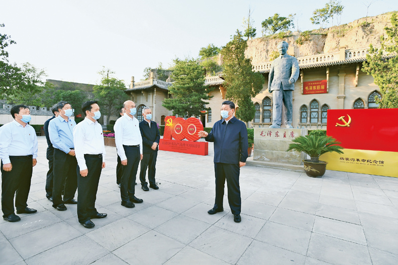2021年9月13日至14日,中共中央总书记、国家主席、中央军委主席习近平在陕西省榆林市考察。这是13日下午,习近平在米脂县杨家沟革命旧址考察。 新华社记者 谢环驰 摄