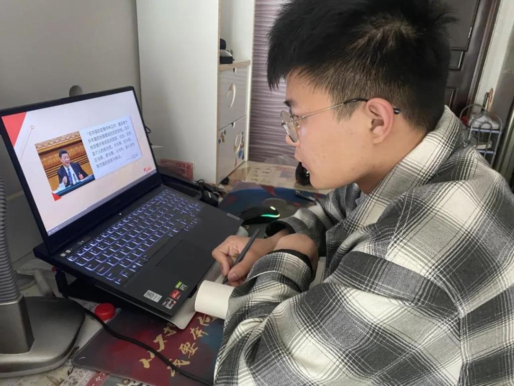 学生线上认真听课 学生线上认真听课