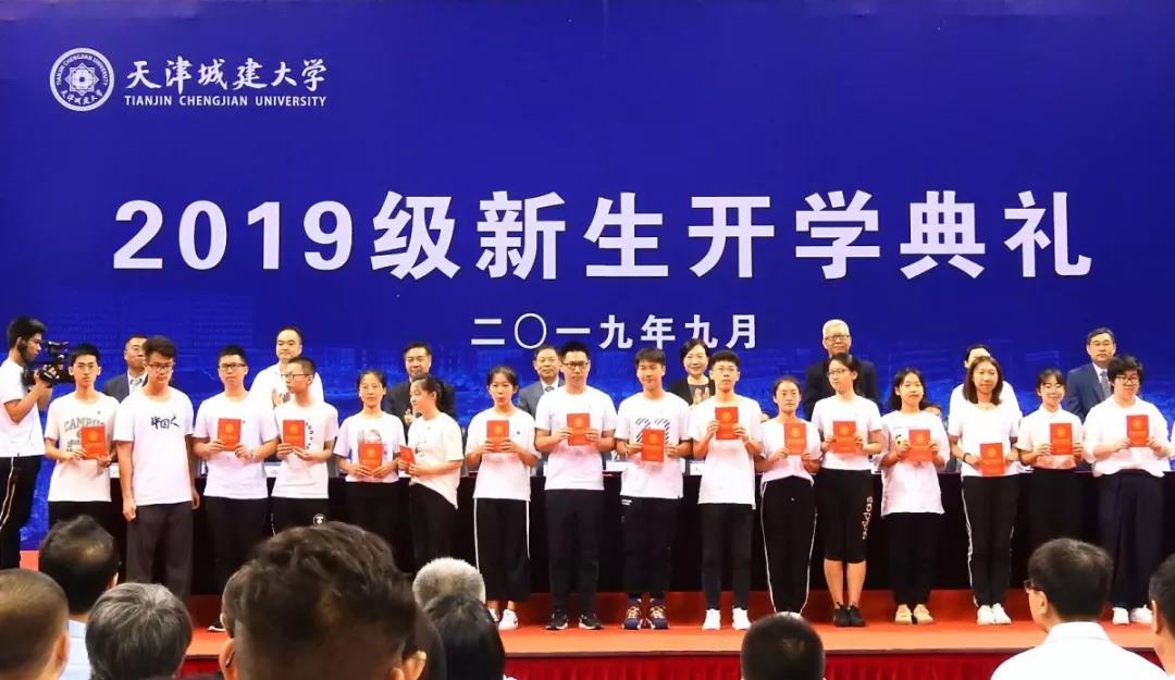 校领导为获得奖学金同学颁发证书